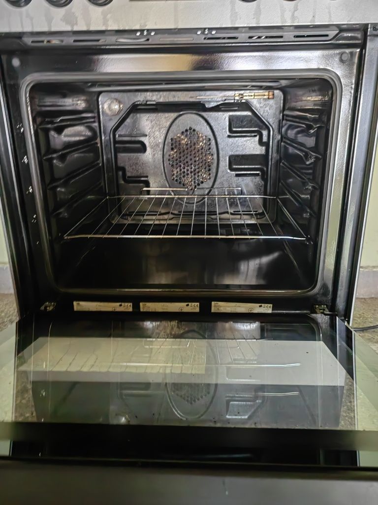 Продавам готварска печка с газови и обикновени котлони BEKO