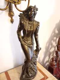 Sculptura din bronz ,dama cocheta de epoca,piesa cu o lucrătură de o f