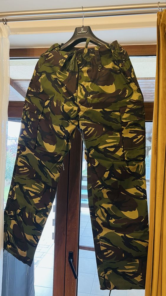 Vand costum militar marimea 52