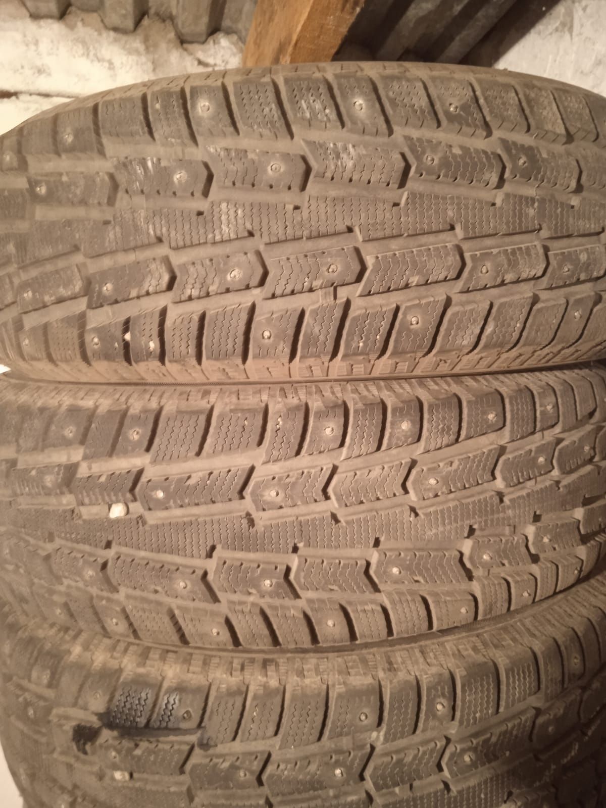 Продам зимнюю резину 205/70R15