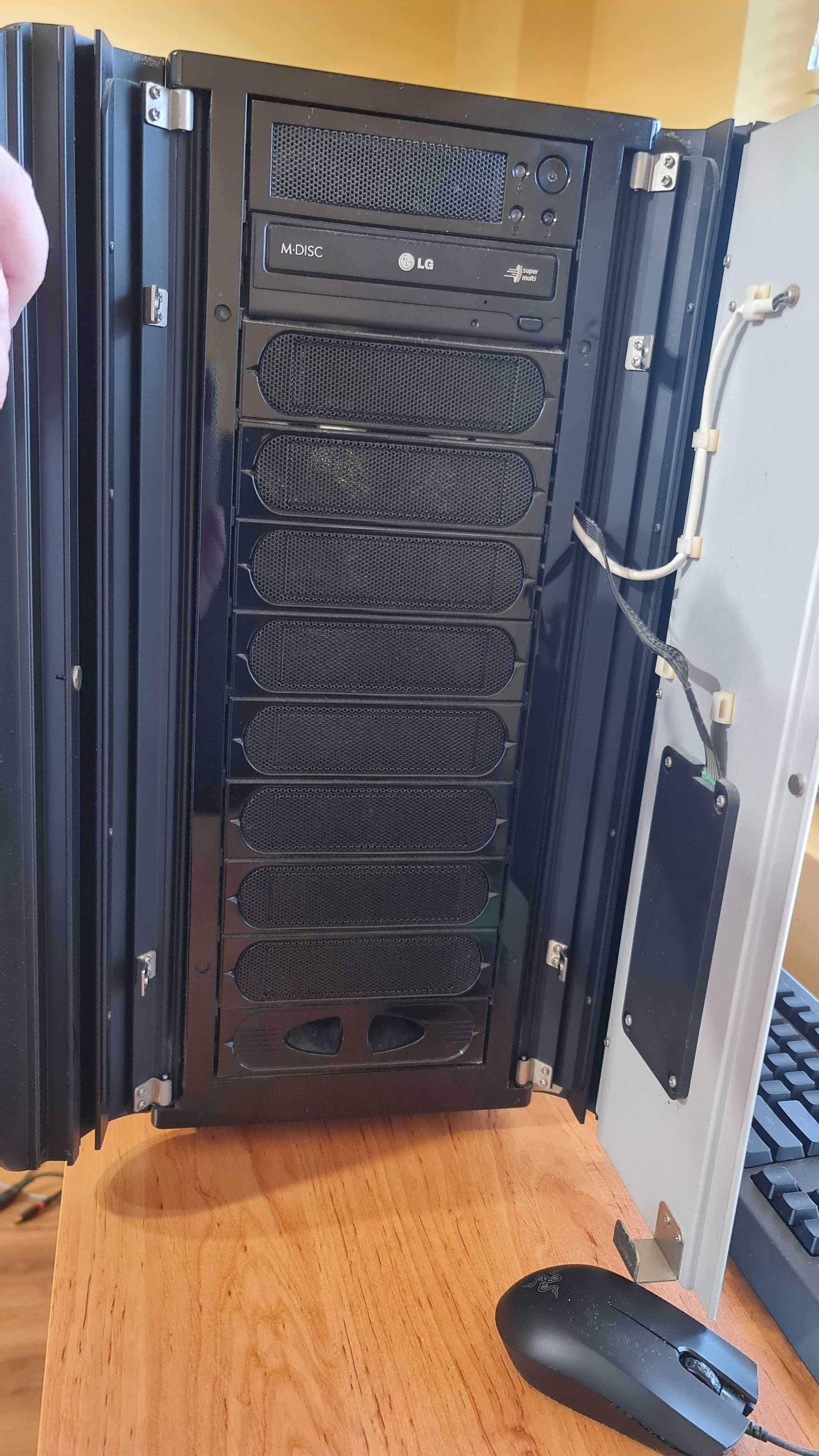 Продава се настолен компютър + 27" монитор ASUS