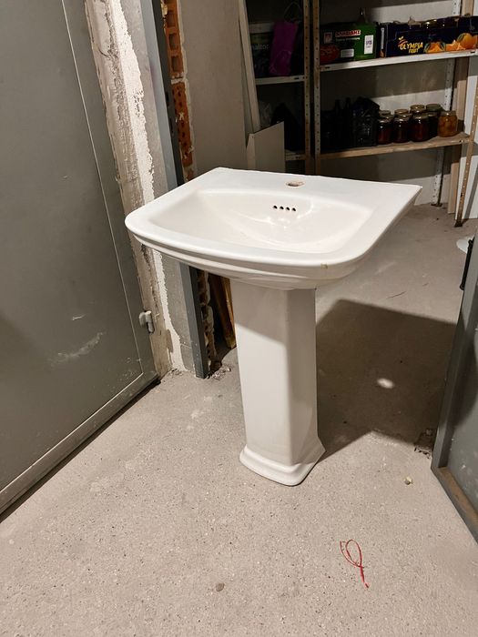 Бяла мивка с пиедестал
