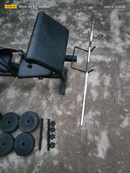 Vând masă de fitness, 2x gantere, bară z, greutăți 6x2,5kg și 6x10kg.