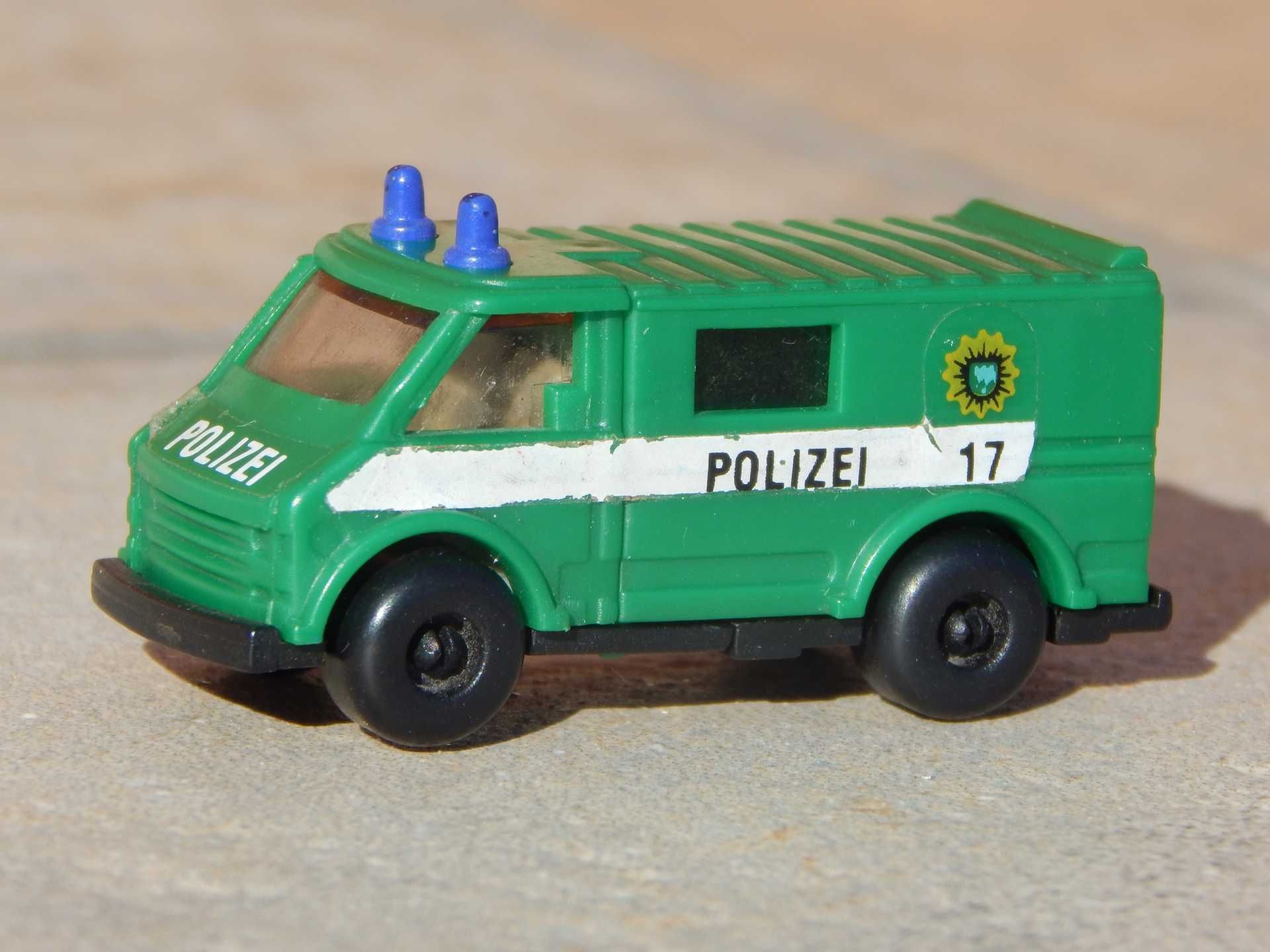 Macheta jucarie duba politie germana Volkswagen Transporter Ferrero