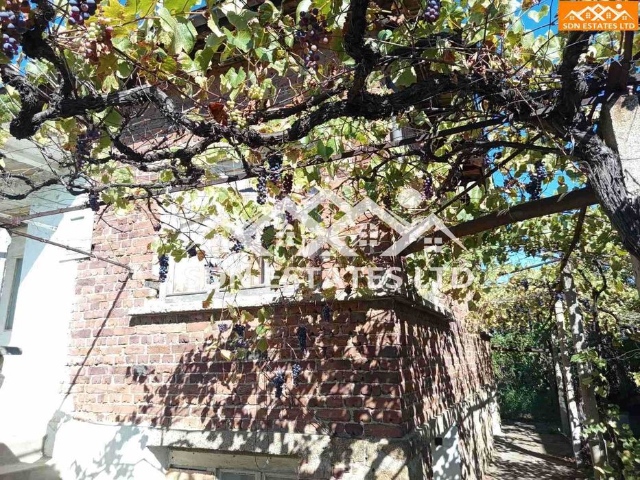 Продава се едноетажна къща с приземен етаж и двор – гр. Казанлък