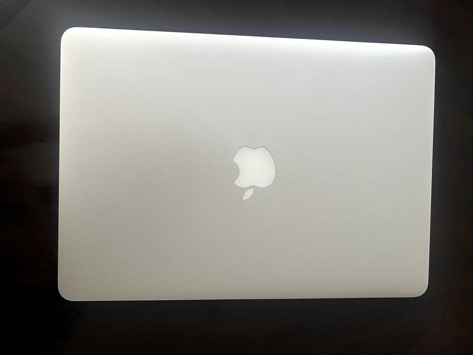 MacBook Air 13” (Early 2015) – Intel i5 / 8GB RAM / 256GB SSD