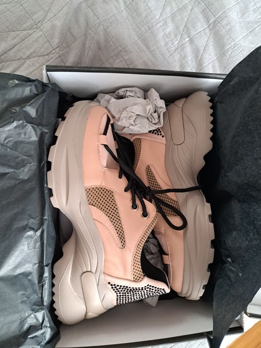 Нови спортни обувки