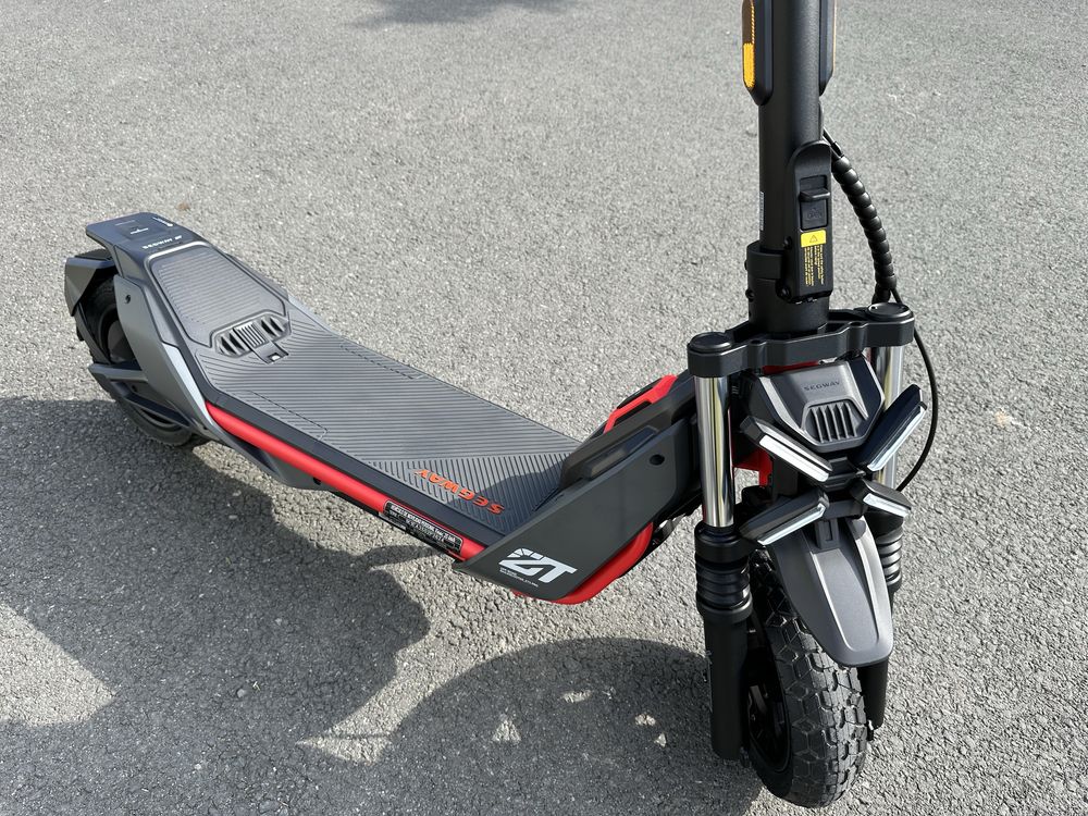Електрическа тротинетка Segway ZT3 PRO 2025 1600W