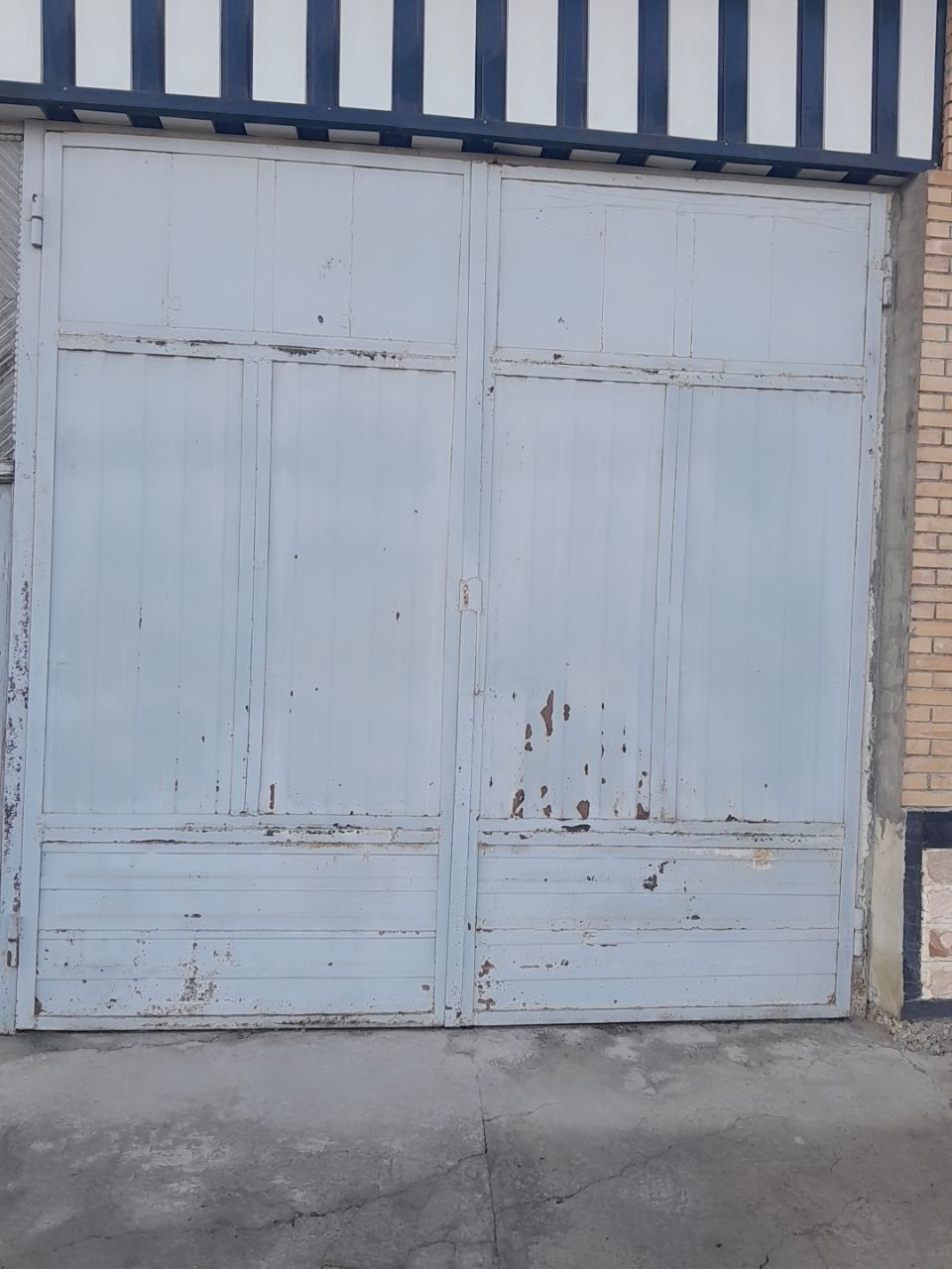 Darvoza sotiladi qalin ugolnik va shvellerdan yasalgan