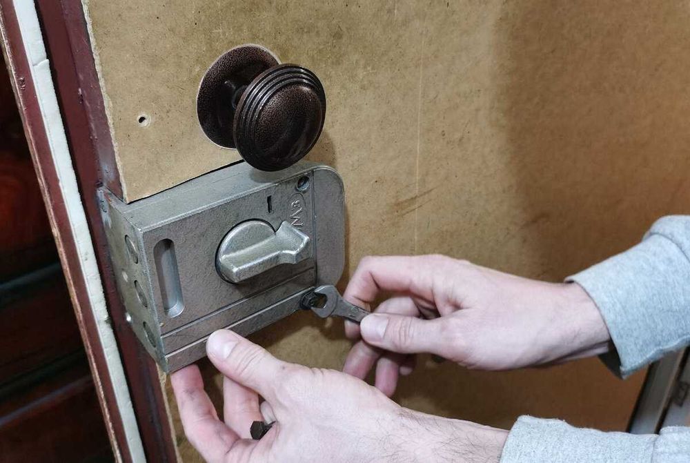 Установка дверных замков | Вскрытие, Замена замка, Ремонт ручек
