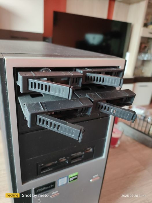 Intel Core i7 / 32 GB RAM / nVidia GTX 750 / 250 GB SSD / Wi-Fi