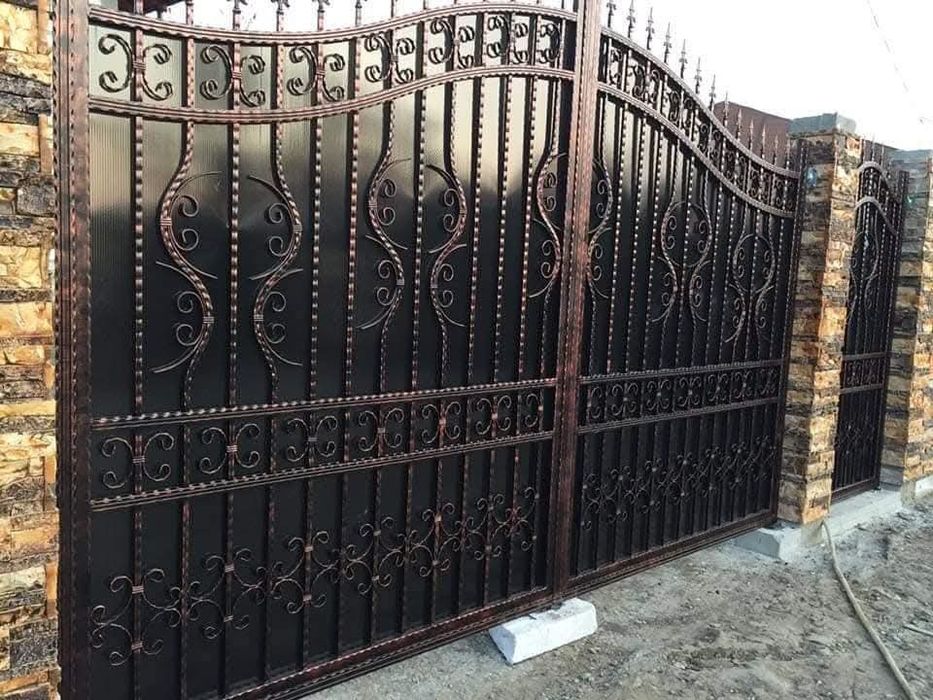 Vand garduri și porți la comanda clientului din materialele mele