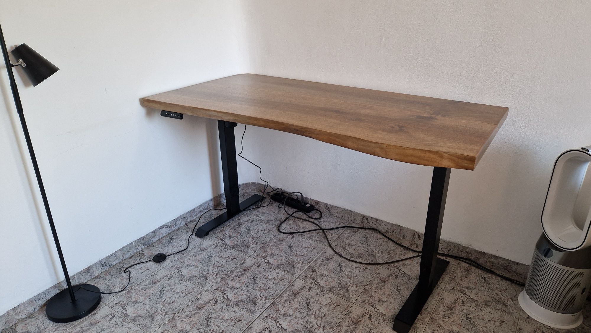 Бюро с ел.регулируема височина/Height-adjustable electric desk