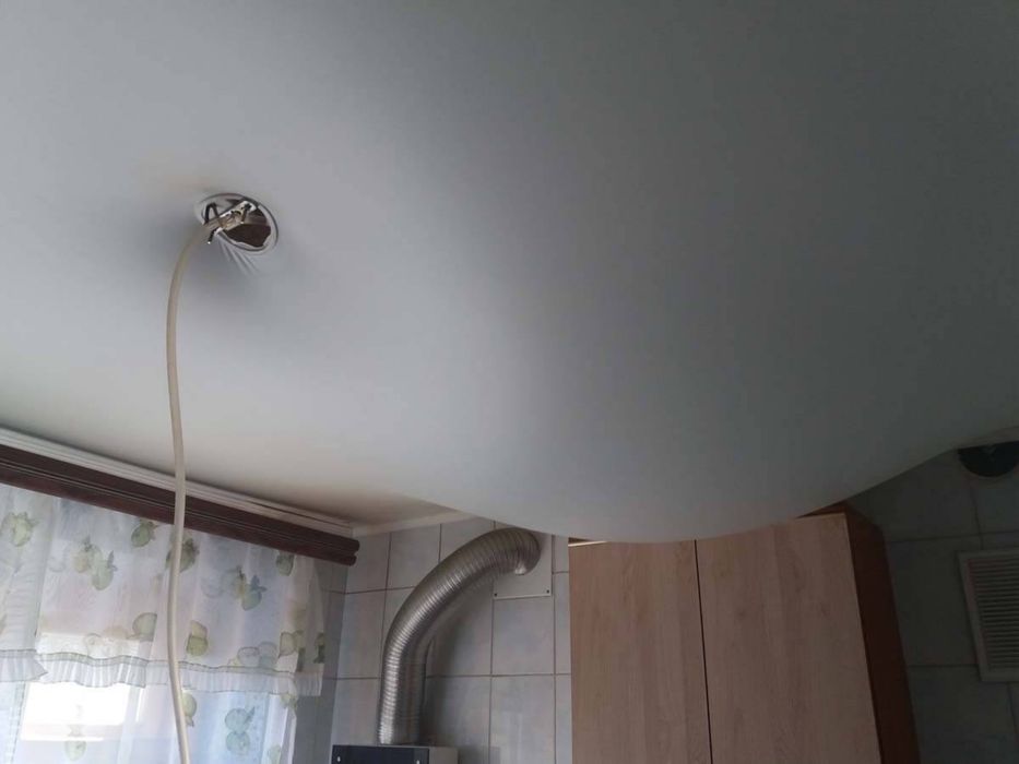 Ремонт натяжного потолка и слив воды