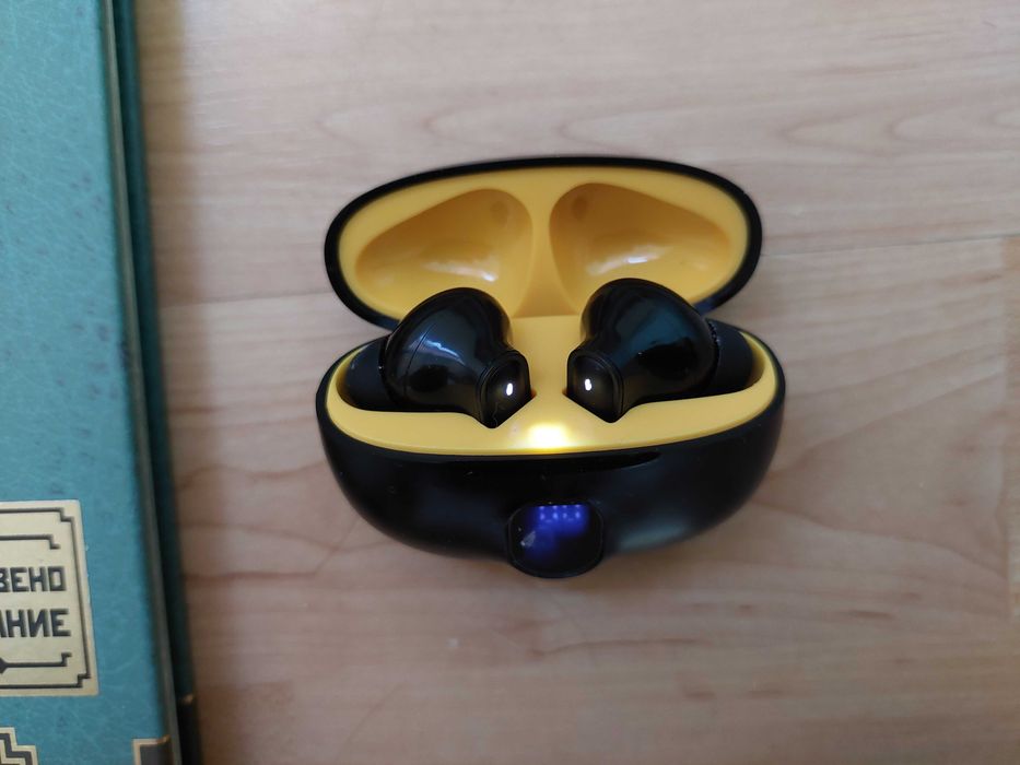 Шапка + airpods слушалки
