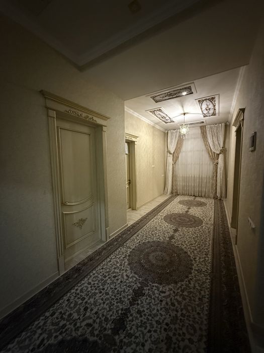 4 sotok, 238 kv yashash maydoni. 40 Let massivda o’z uyimiz sotiladi.