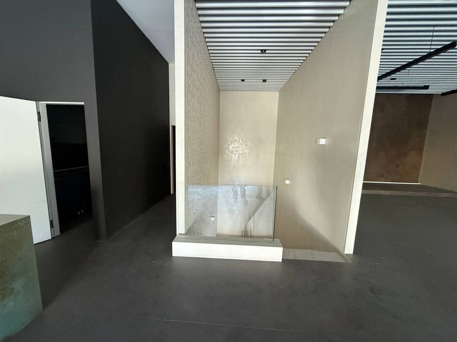 Сдаётся в аренду трёхэтажное здание, первая линия. Лабзак, быв. Динамо