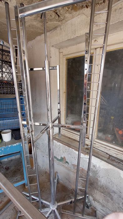 Висока, Стабилна Етажерка