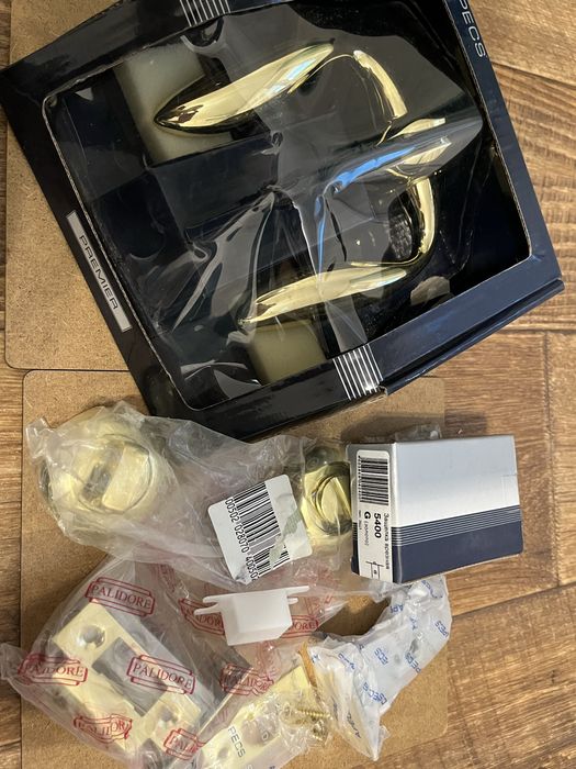 Дверная ручка новая