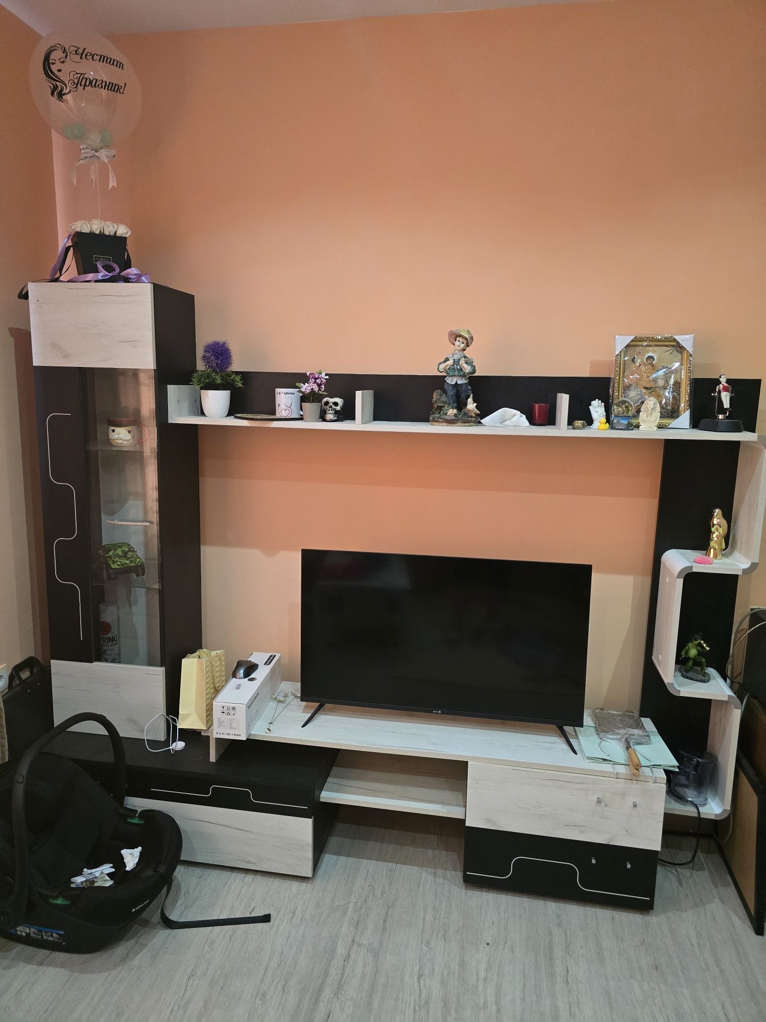Продавам секция не различима от нова
