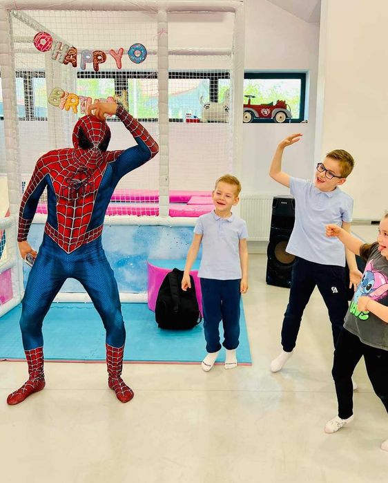 Tobogane gonflabile ° Animatori ° Vată pe băț°  Trambulină ° Magician