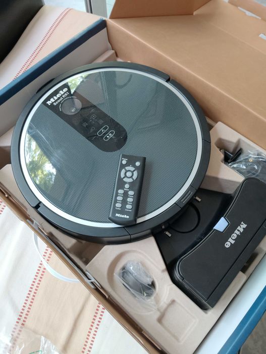 Прахосмукачка робот Miele  CX1 и Miele C3