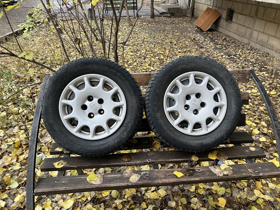 Продам зимние шины с дисками в месте