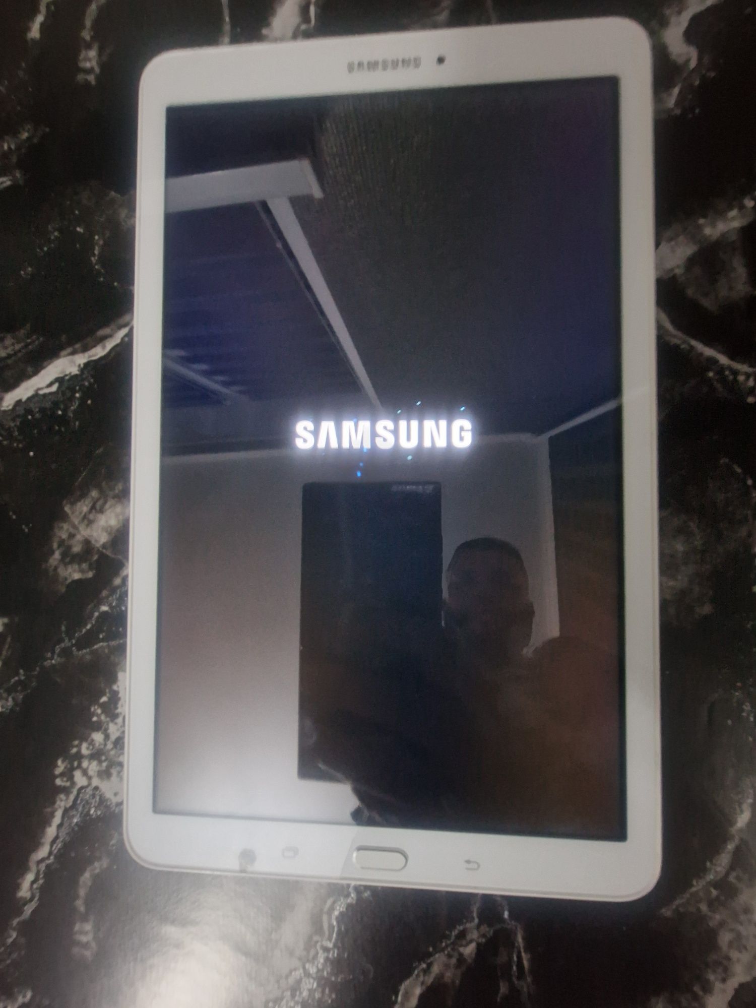 Продам планшет Samsung tab e 8g+16 micro