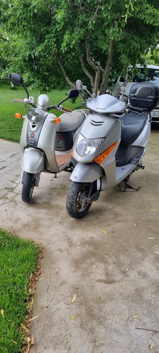 Vand 2 Scutere pret 2000 Lei  Negociabil