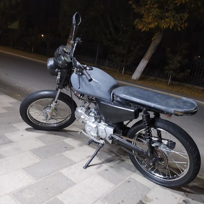 Moto kawasaki sotiladi