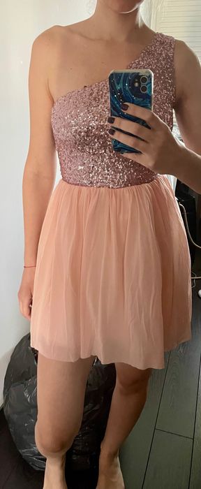 Rochie pe un umar roz pudrat cu paiete