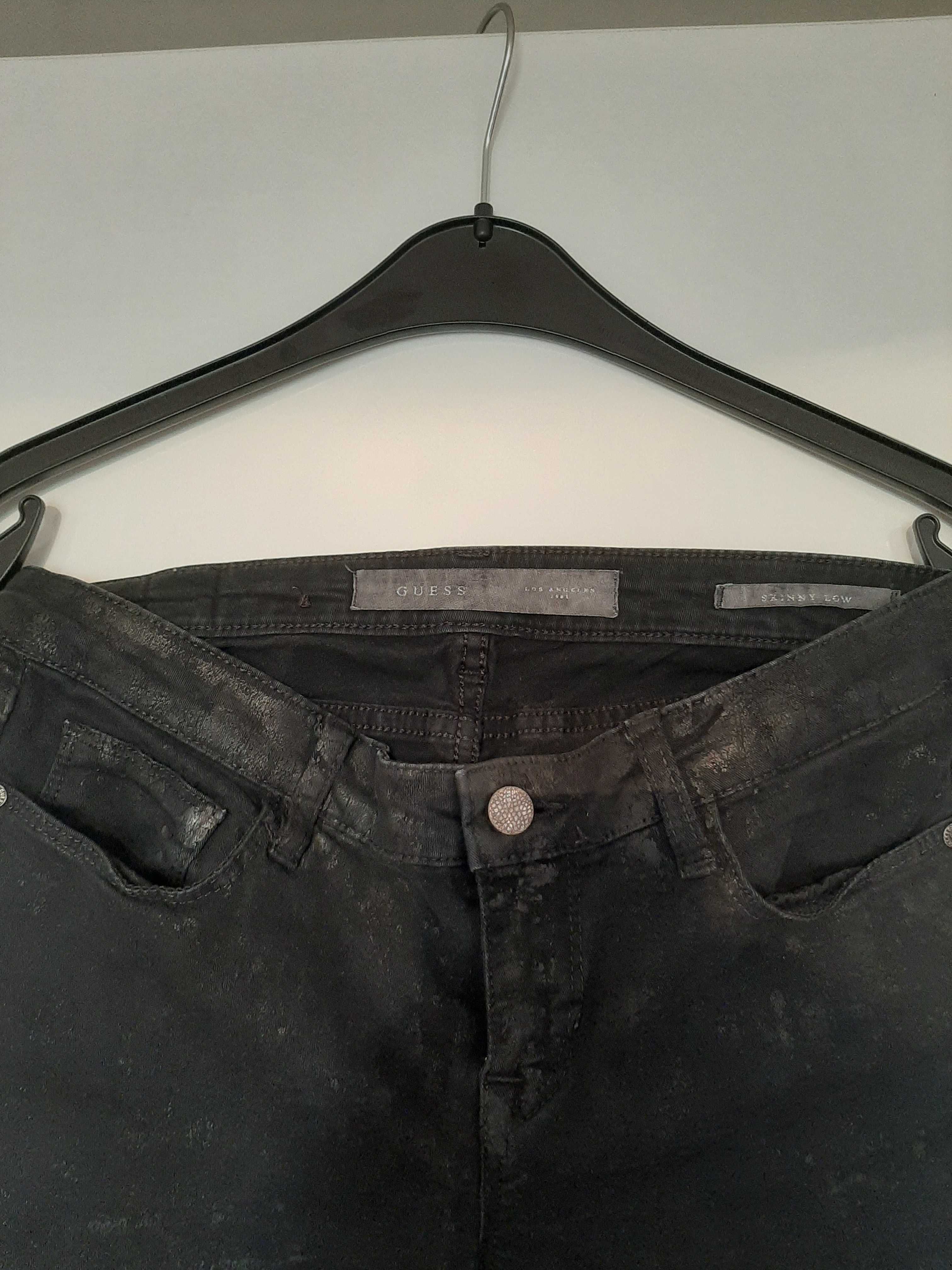 Дънки GUESS, малко употребявани като нови.