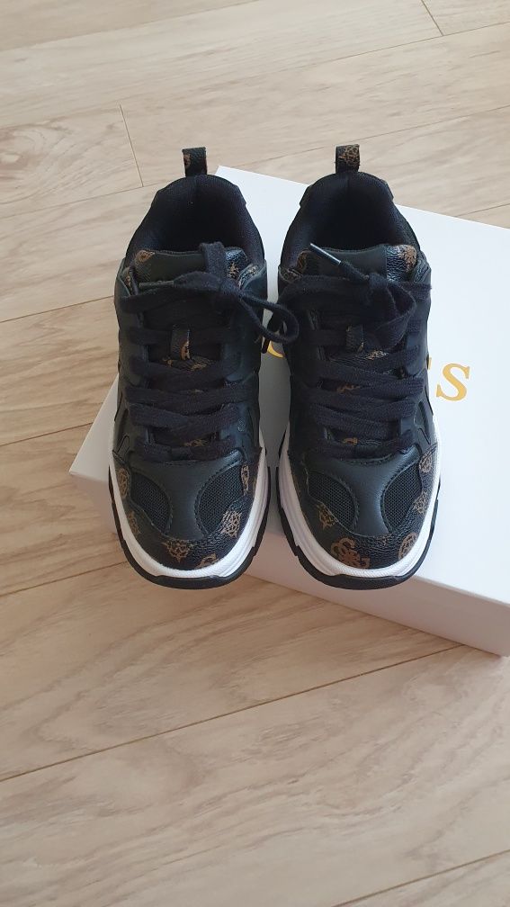 Guess обувки н.36, нови.