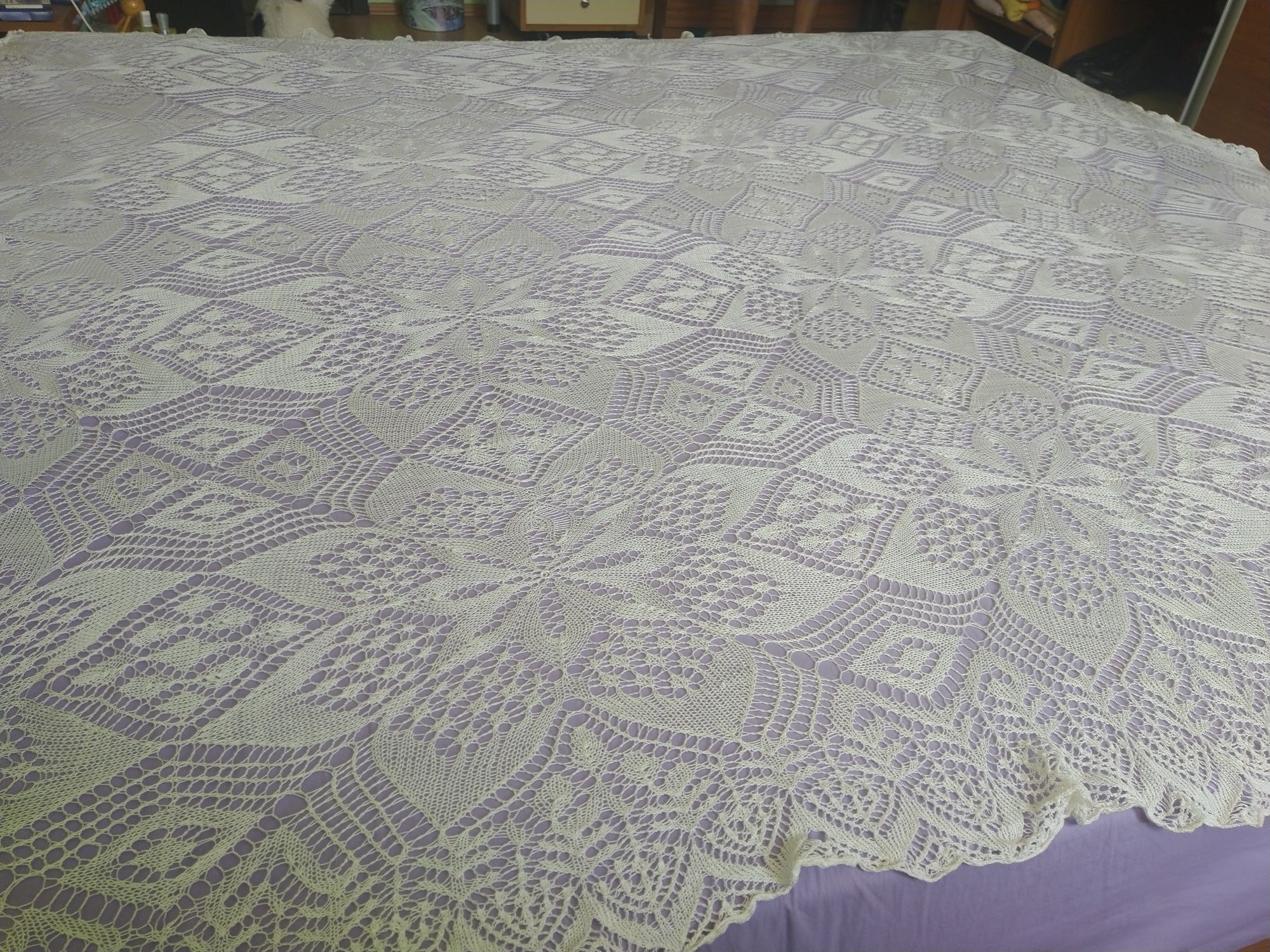 Ръчно плетена покривка за легло