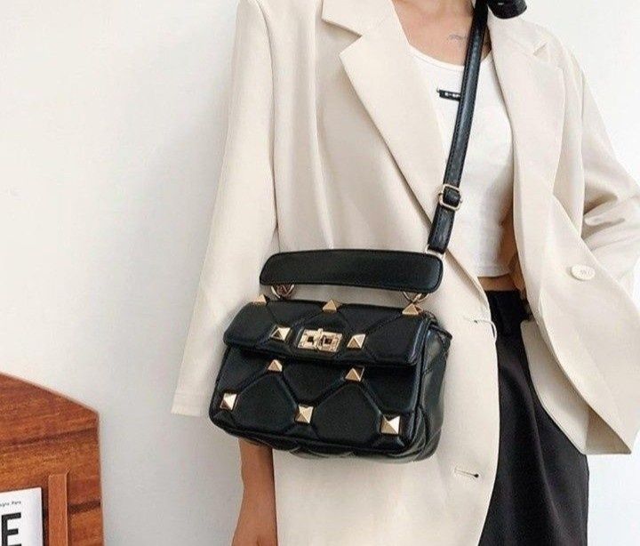 Geanta damă model Garavani, accesorii metalice aurii, saculet