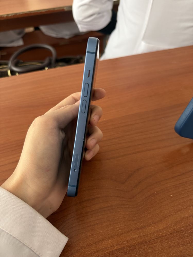 iPhone 13 синий.