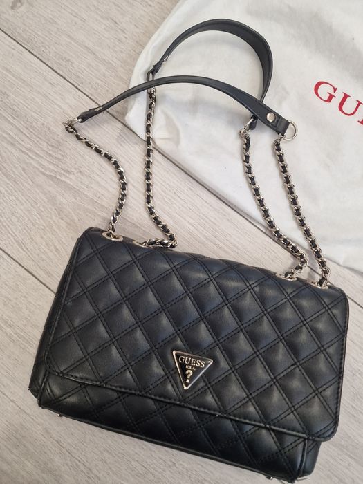 Оригинилна дамска чанта Guess с прахообразна торбичка