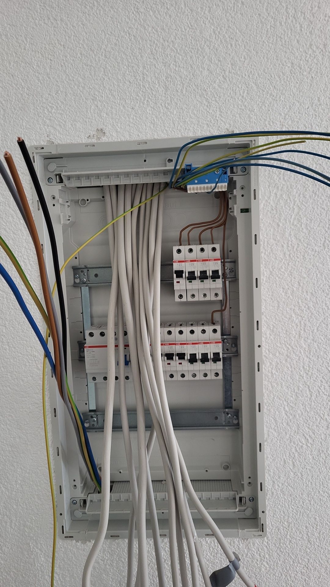 Electrician reparatii și întreținere + intervenție rapida