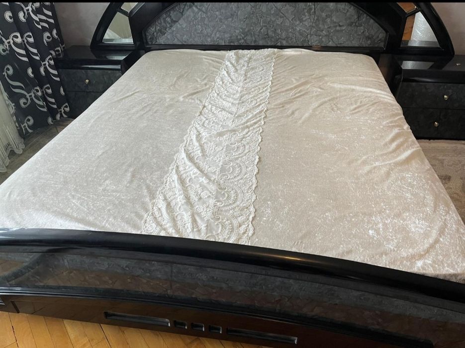 vând dormitor complet: pat, dulap, 2 noptiere + oglindă