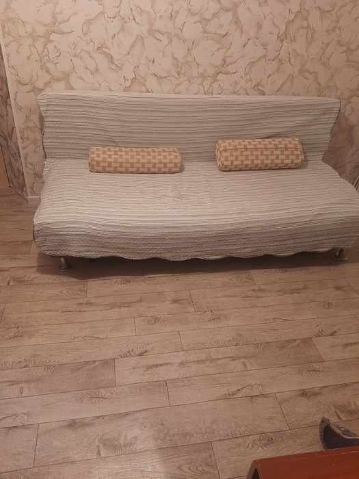 Продаётся диван с падушками и наволочки