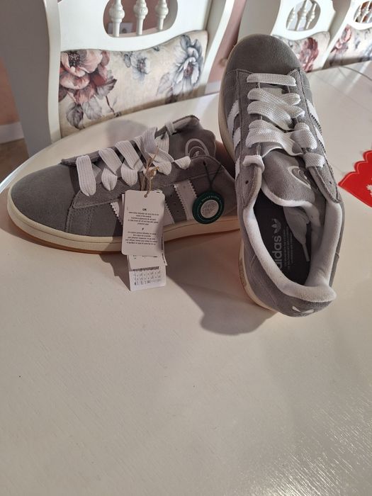Adidași noi cu eticheta