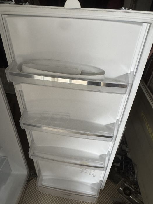 FRIGIDER PREMIUM NOU Siemens  Incorporabil H 122cm pret magazin 1140 €