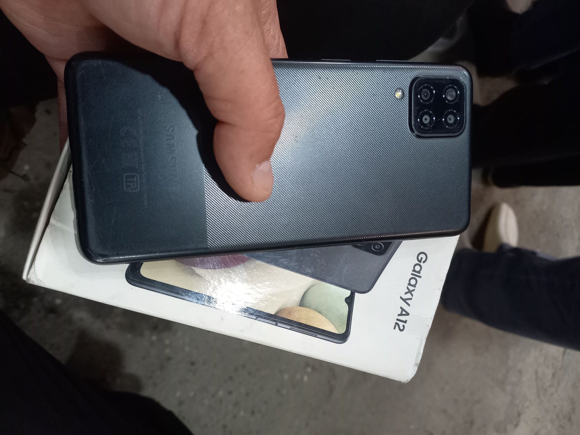 A12 samsung holati tiniq 32GB hotirasi 2 sim kartasi imeyka bo'gan .