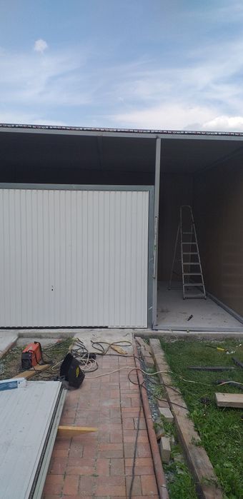 Vînd garaj din panouri sandwich la cerere