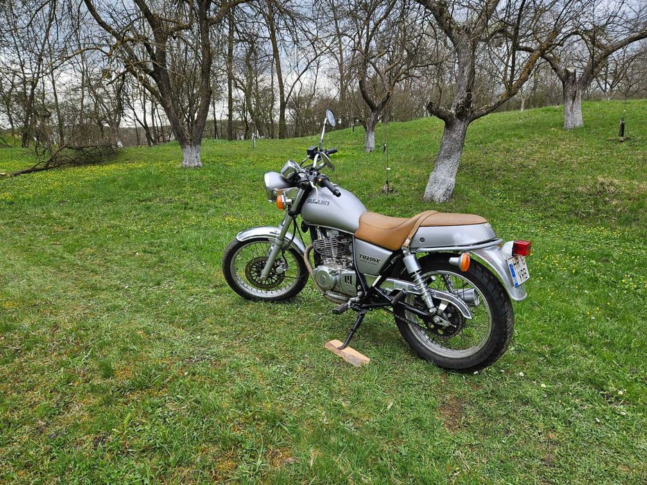 Motocicleta Cafe racer Suzuki TU 250 X