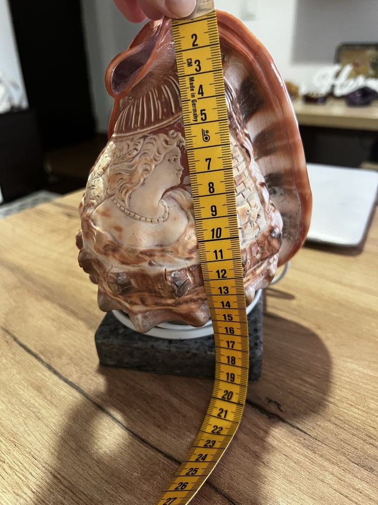 Veioza cu camee sculptata manual in scoica naturala