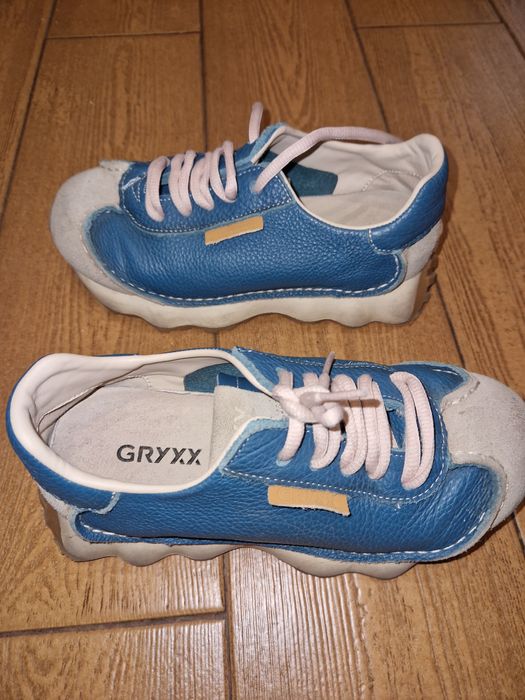 2* 75 lei/ perechea : Bocanci și trekeri = pantofi piele nr 35. Fete