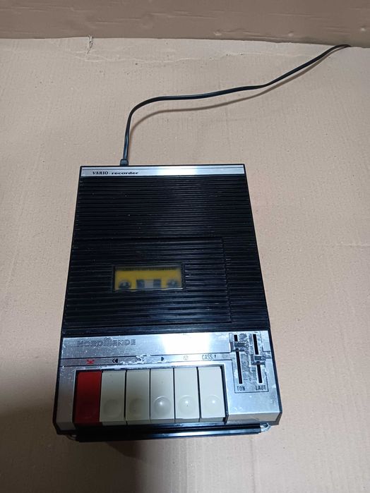 Magnetofon, casetofoane, DVD-playere, tuner, radio.