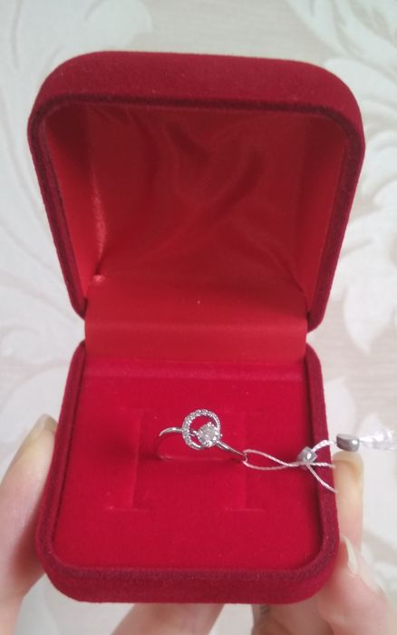 Новое кольцо из белого золота с фианитами