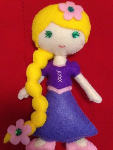 Rapunzel, printesa din turn, papusa handmade din fetru.